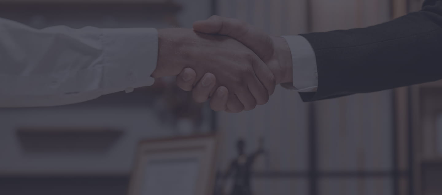 Pessoas fechando um acordo